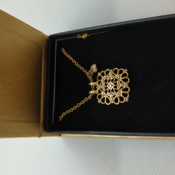 Avon Signature Collection Square Pendant - Picture 2 of 7